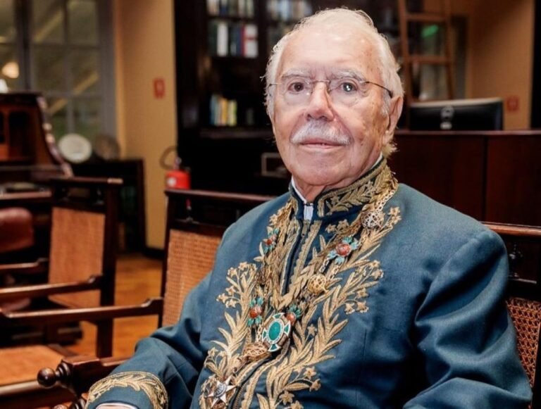 Sarney permanece internado com pneumonia estável