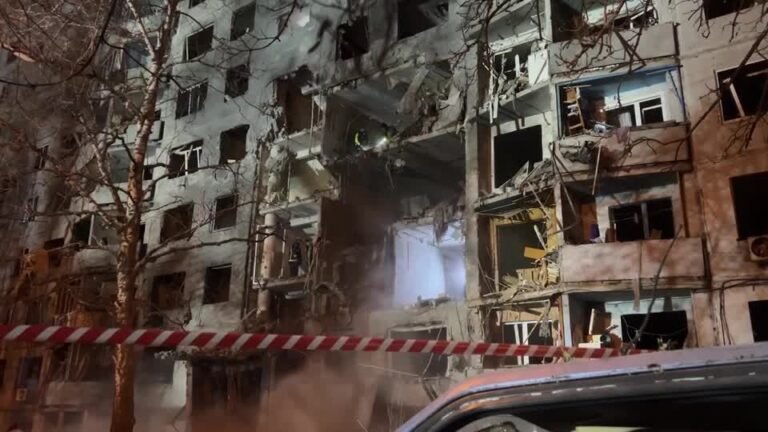 Ataque russo fere 35 pessoas em Kharkiv