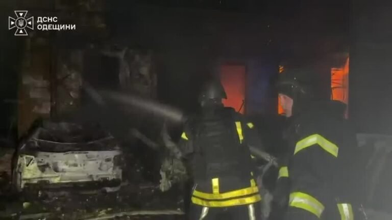 Ataques russos danificam prédio de 21 andares em Odesa