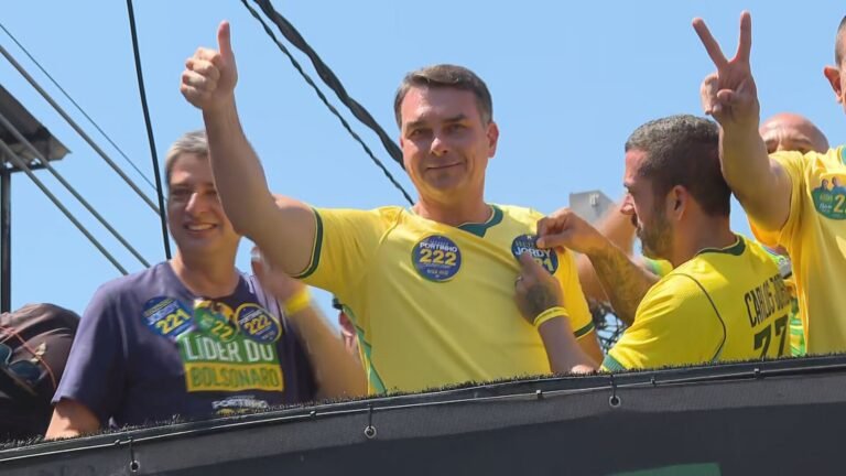 Flávio Bolsonaro faz carreata em Santa Bárbara d’Oeste