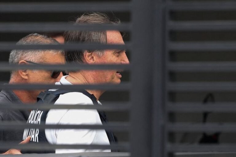 Bolsonaro tem direitos políticos suspensos