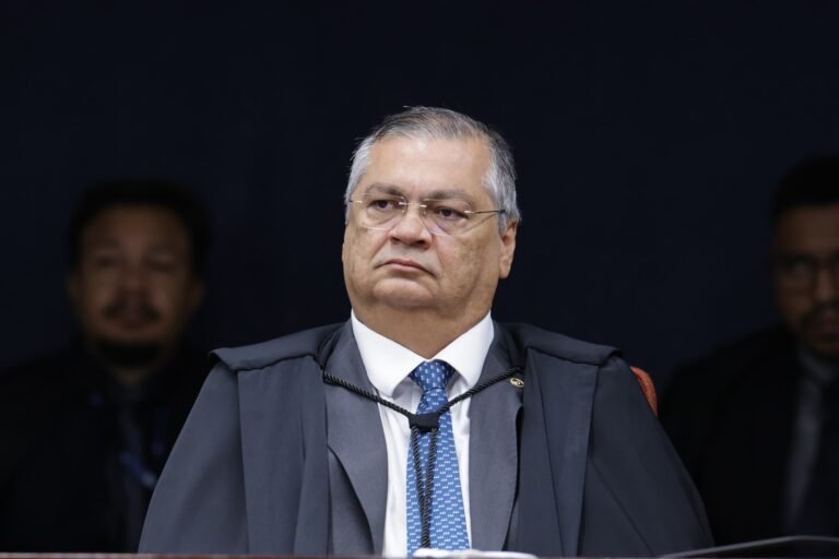 Flávio Bolsonaro pede suspeição de Flávio Dino