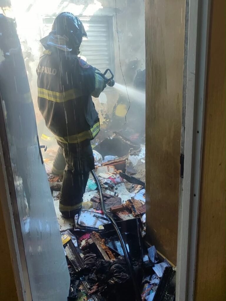 Incêndio destrói casa em Caraguatatuba sem vítimas