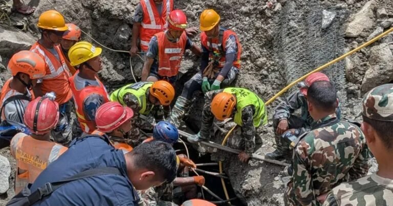 Dois homens resgatados chegam ao hospital em Kathmandu
