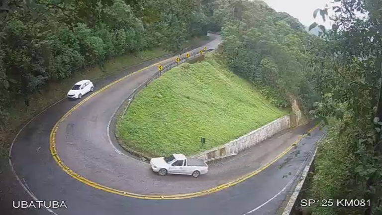 Rodovia Oswaldo Cruz mantém fluxo, neblina ameaça serra