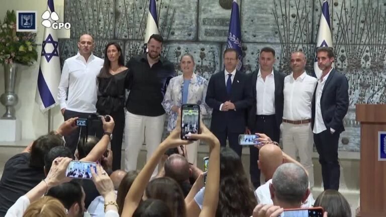 Israel homenageia passageiros que dominaram agressor em voo