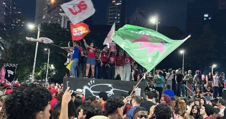 Estudantes realizam manifestações pró-Lula em dez estados