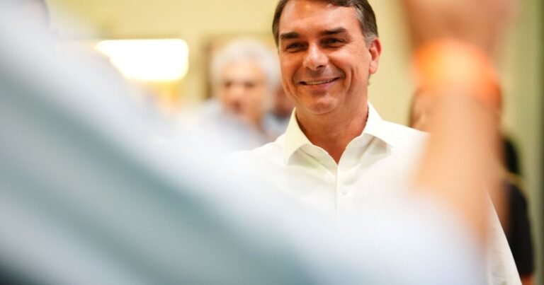 Pesquisas apontam vantagem de Flávio Bolsonaro