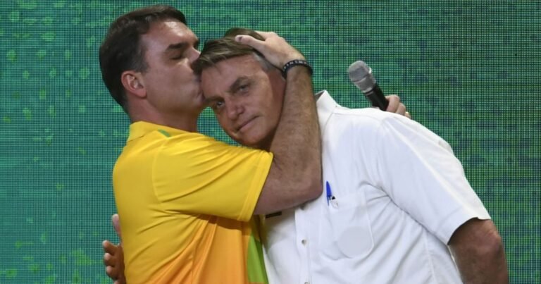 Flávio Bolsonaro pode levar pai à posse