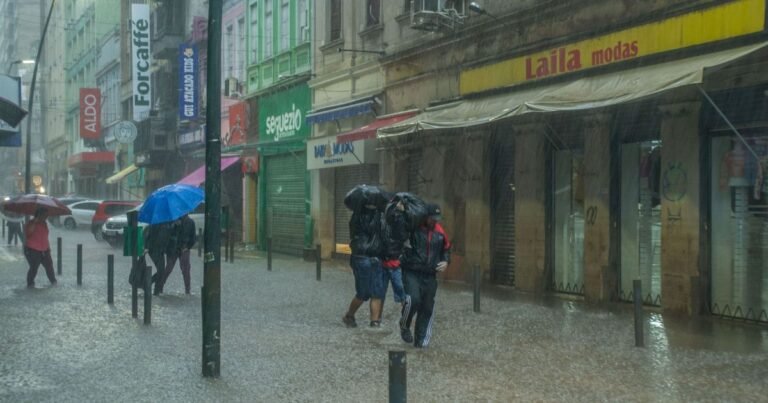 Inmet alerta vermelho para temporais no Sul