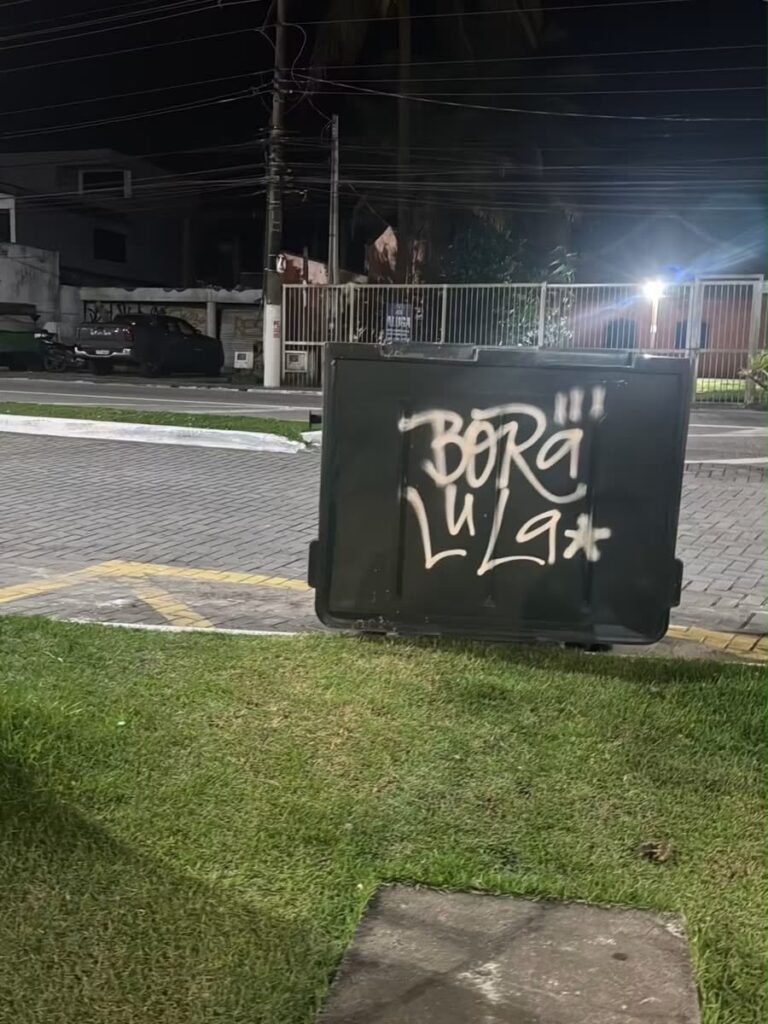 MANIFESTAÇÃO PRÓ-LULA PELA DEMOCRACIA TERMINA COM PICHAÇÕES E CONDUÇÃO