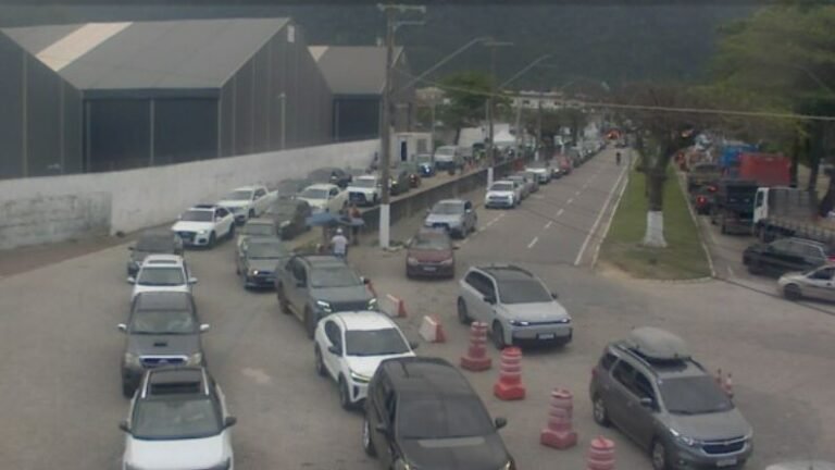 Balsa para Ilhabela tem espera de 4 horas