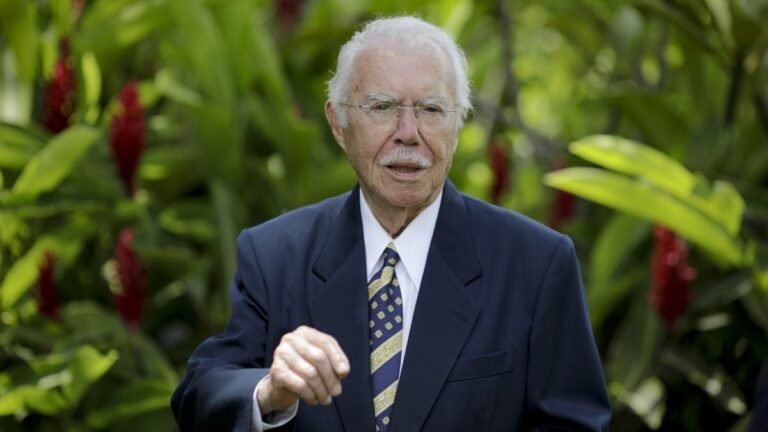 José Sarney teve obstrução intestinal e foi operado