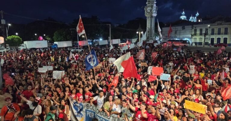 Estudantes entram em terceiro dia de atos pró-Lula
