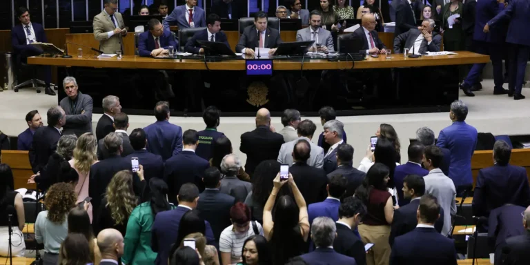 Alcolumbre marca votação da PEC pelo fim da 6×1