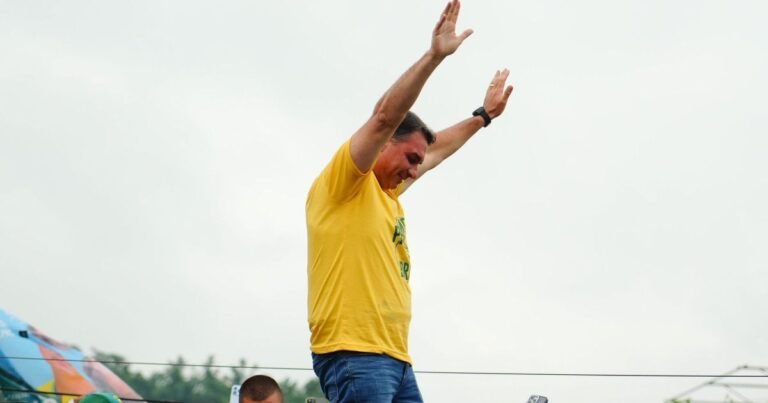 Flávio Bolsonaro encontra mulheres e celebra igreja centenária