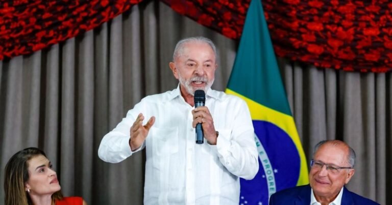 Lula grava com beneficiários de programas enquanto reforça crítica