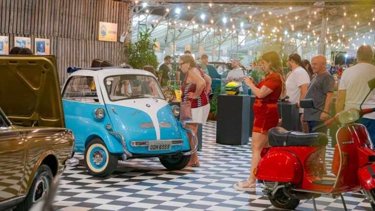Exposição gratuita reúne mais de 100 carros antigos