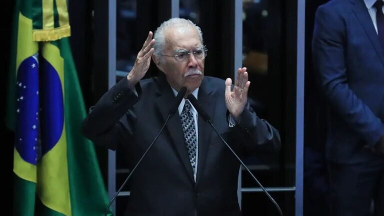 José Sarney é internado em UTI com dores abdominais