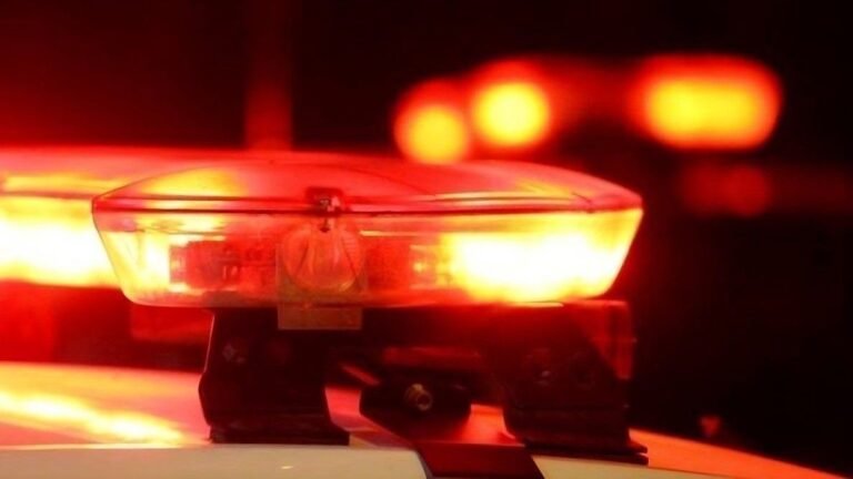 Homem agride esposa e provoca incêndio com filhos