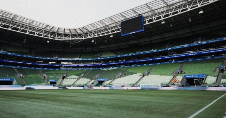 Palmeiras e Corinthians se enfrentam neste domingo