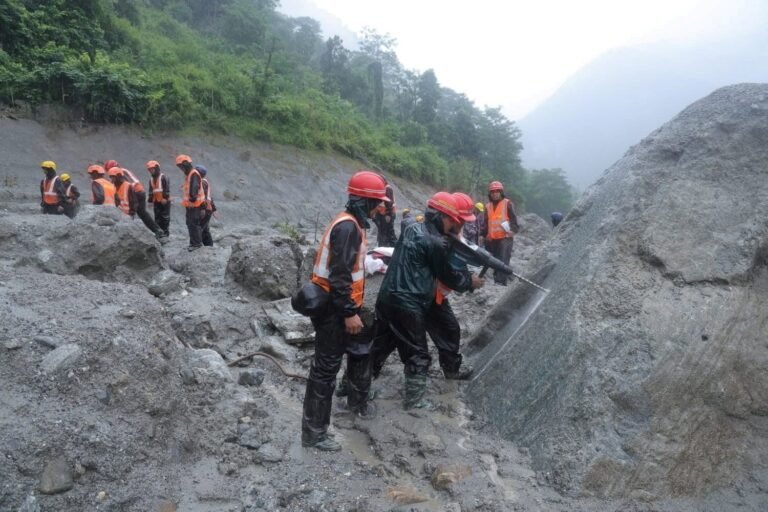 Deslizamento de terra provoca nova enchente no Nepal