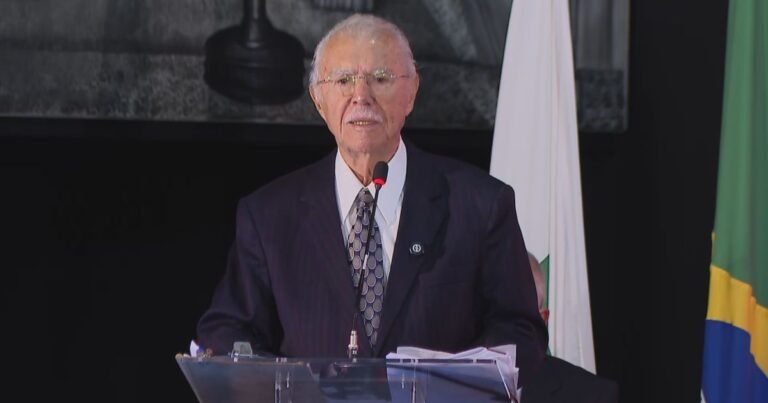 Sarney segue estável na UTI e sem previsão