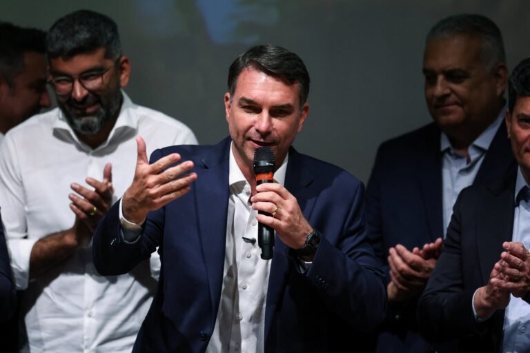 Interlocutores de Flávio Bolsonaro procuram Gilmar Mendes e discutem