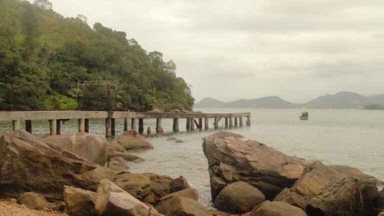 Praia das Galhetas em Ubatuba é refúgio com areia