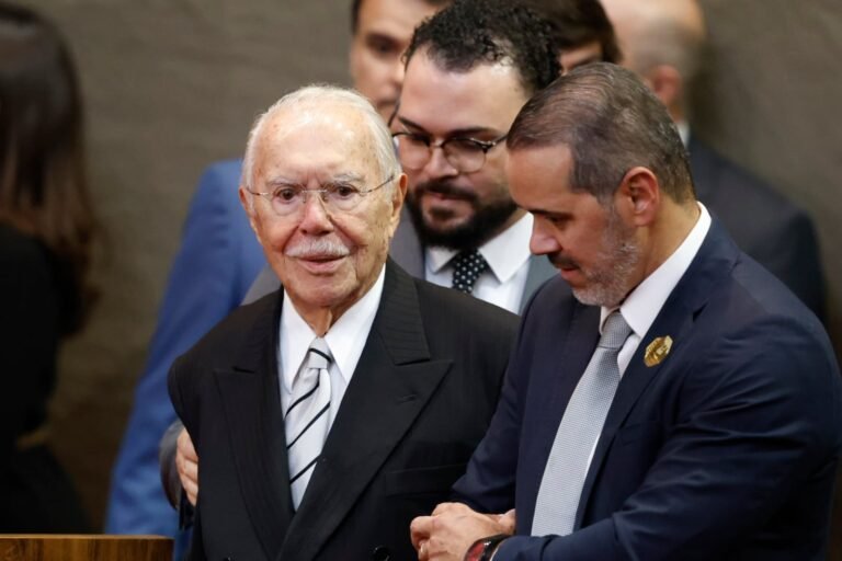 Sarney apresenta boa evolução, mas continua internado na UTI