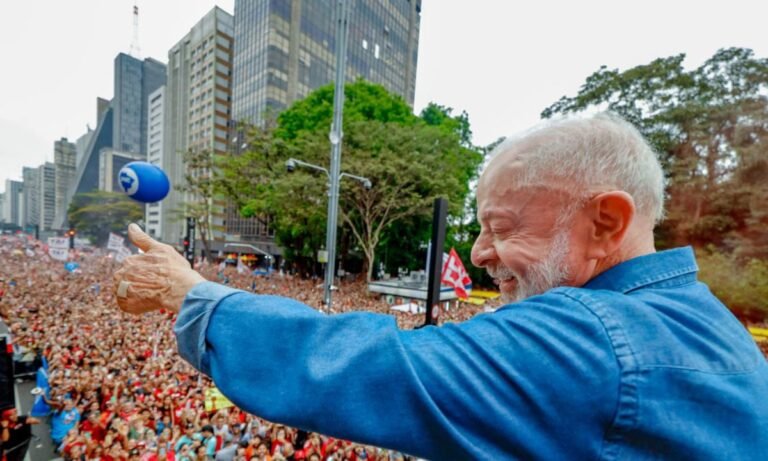 Durante ato em SP, Lula diz confiar na votação pelo fim da escala 6×1 no Senado