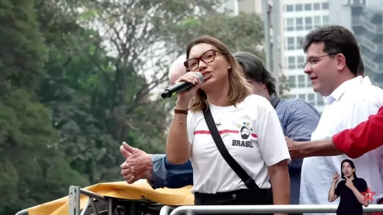 Janja diz que mães querem crianças erguendo Constituição