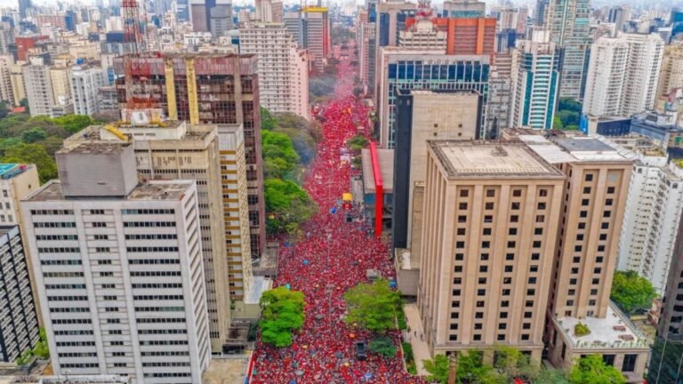 Lula lidera ato na Paulista em São Paulo
