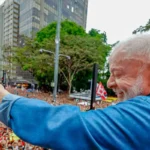 Ato pela reeleição de Lula leva milhares à Avenida