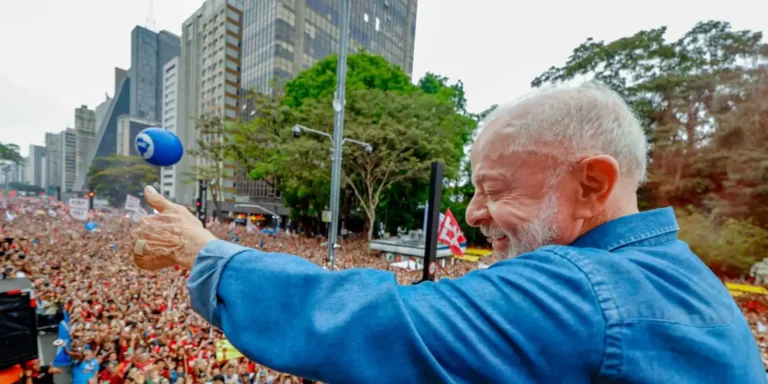 Ato pela reeleição de Lula leva milhares à Avenida