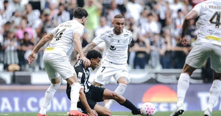 Atlético-MG vira sobre o Santos com golaço de bicicleta