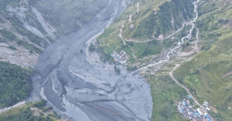 Turistas estrangeiros ficam isolados após inundação no Nepal