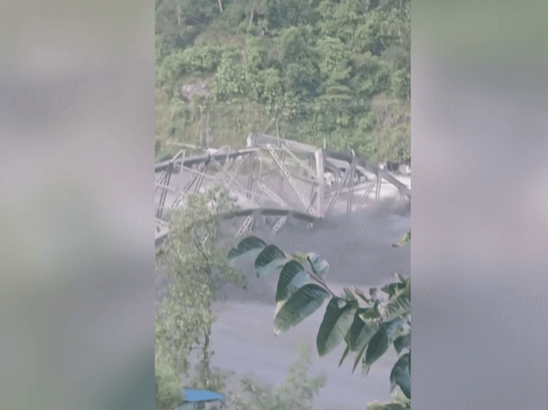 Ponte Soti Khola é arrastada por enchente no Nepal