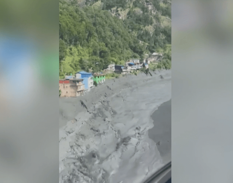 Rio transborda no Nepal e deixa trilheiros ilhados