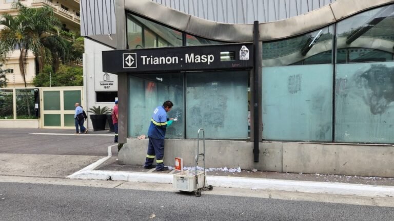 Funcionários limpam estações da Paulista em São Paulo