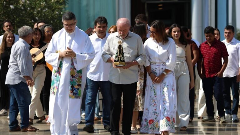 Lula pede respeito à fé depois de missa
