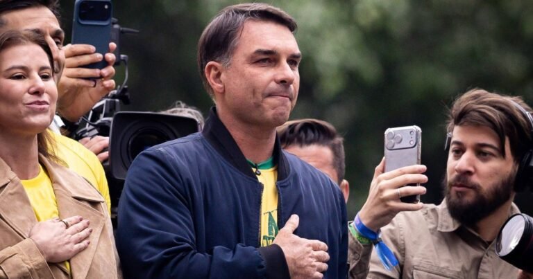 Flávio confirma visita a Bolsonaro na terça