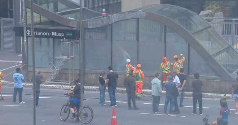 Prefeitura limpa pichações na Avenida Paulista após protesto
