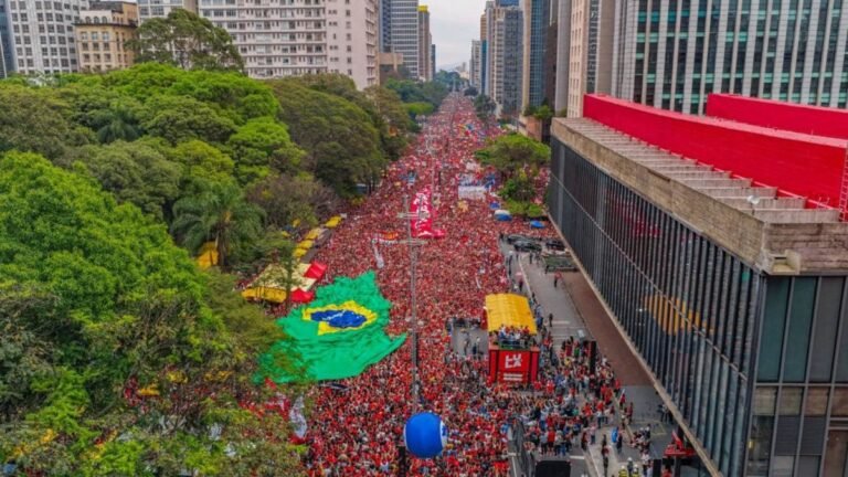 Veja ato de Lula na av