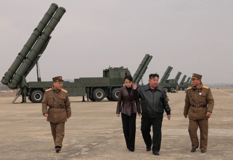 Coreia do Norte lança mísseis após teste hipersônico