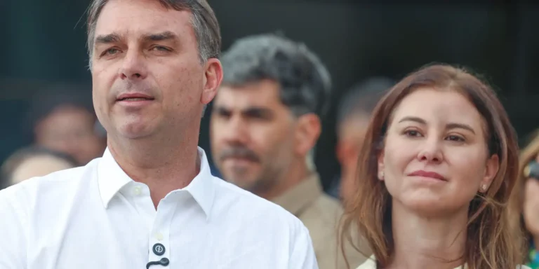 Flávio Bolsonaro participa de missa na Catedral de Brasília