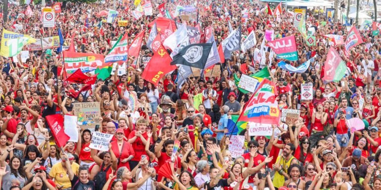 Milhares ocupam Copacabana em ato pela democracia
