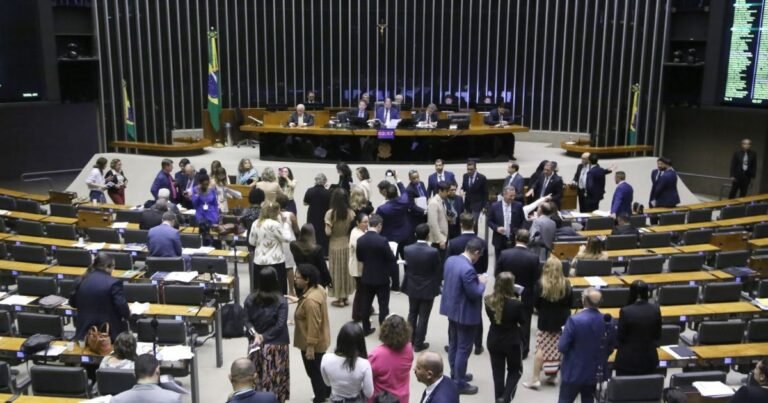 Direita e oposição votam a favor da PEC 6×1