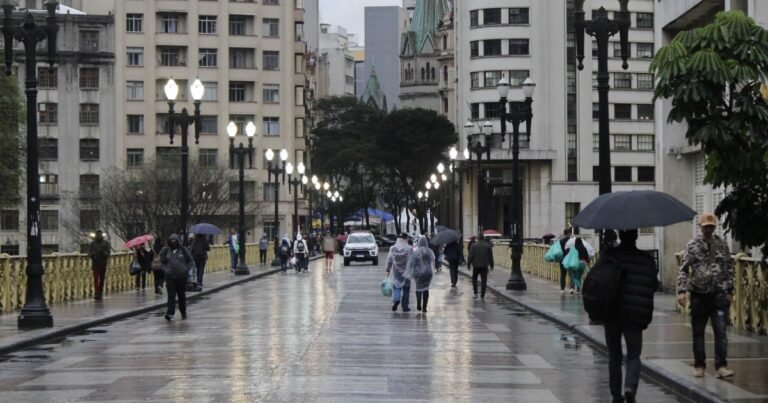 Defesa Civil renova alerta para chuvas fortes