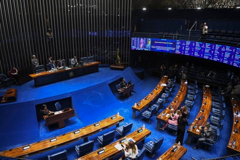 Senado vota PEC que encerra escala 6×1